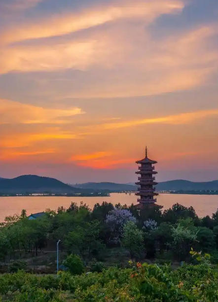 瘦西湖,以其纤瘦湖面和蜿蜒岸线闻名,融合自然风光与人